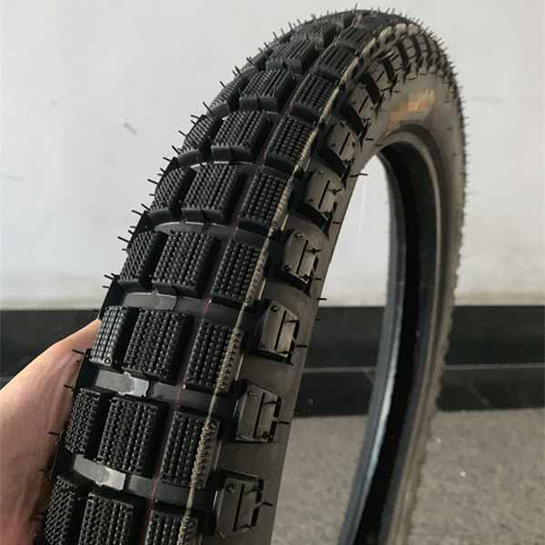 Carga en el puerto de Qingdao Bajaj Boxer Pneumático de moto 3.00-18 con 20000 KM de vida útil