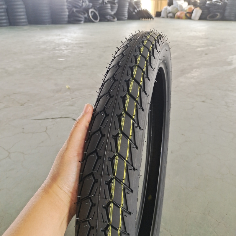 Experimenta un rendimiento superior con el neumático sin tubo 70100-17 para motocicletas 70/100-17
