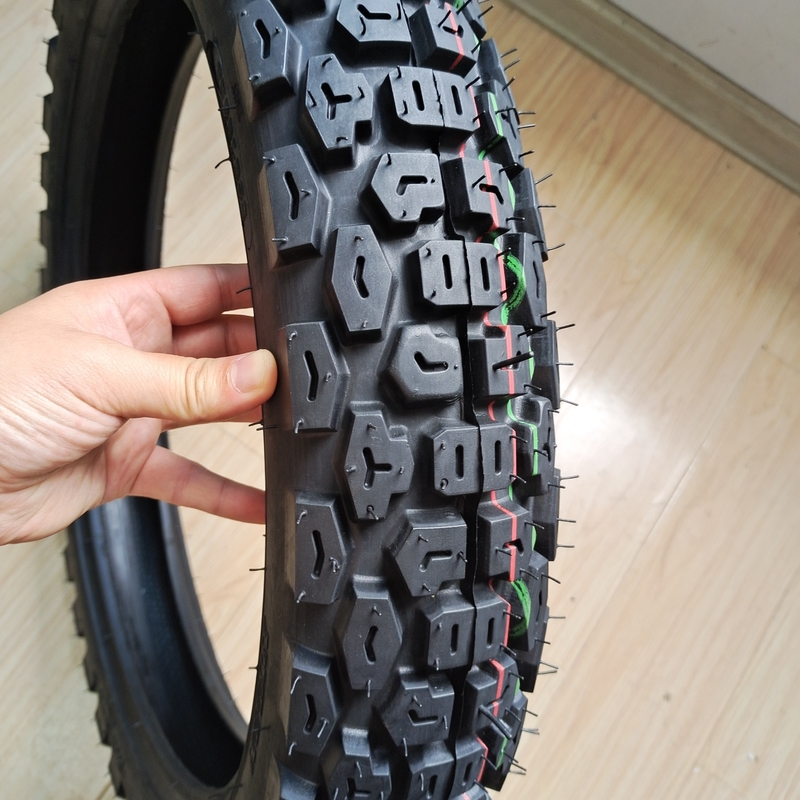 Contenido de caucho 45% neumáticos de motocicletas de 17 pulgadas 3.00-17 para televisores y motocicletas HONDA DIO