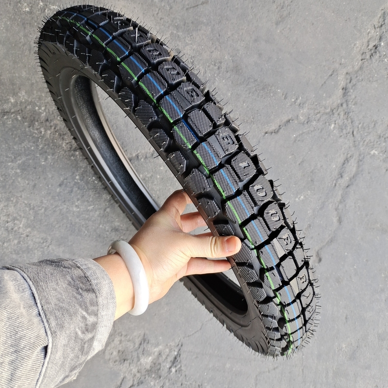 3.00-18 neumático de motocicleta de caucho natural para el puerto de carga de Qingdao