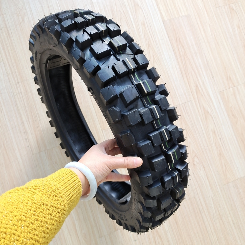 Materia prima neumático de motocicleta 110/90-18 neumático sin tubos para el rendimiento