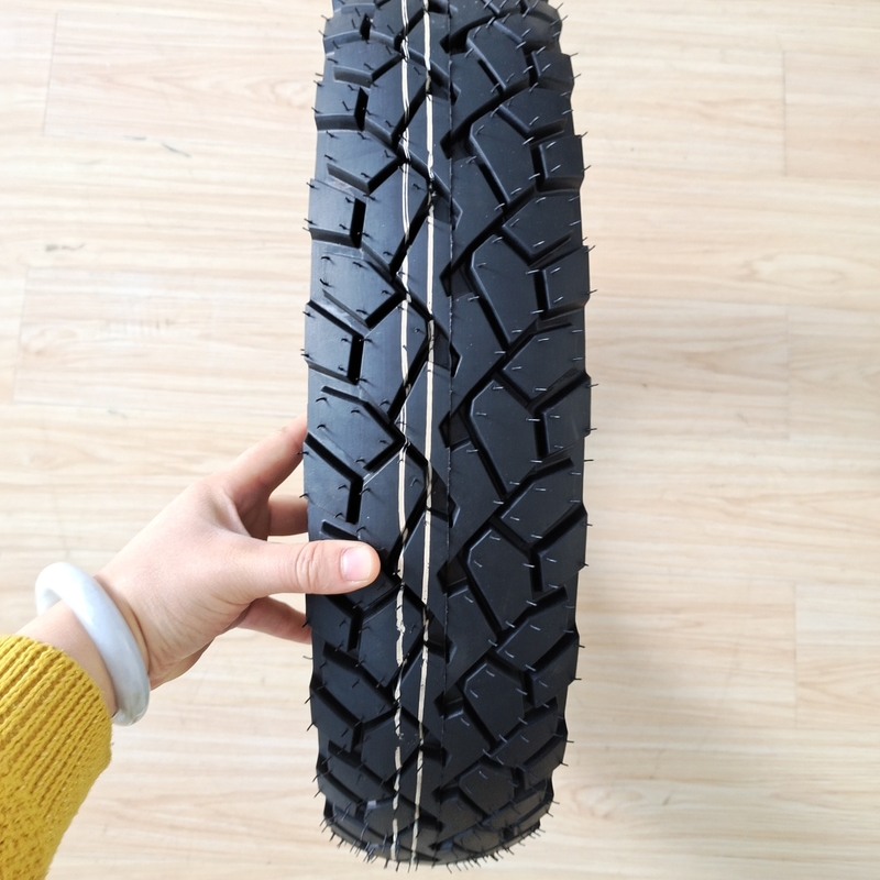 Contenido de caucho del 35% al 55% neumático espesado neumático para motocicletas 110/90-16 para el rendimiento
