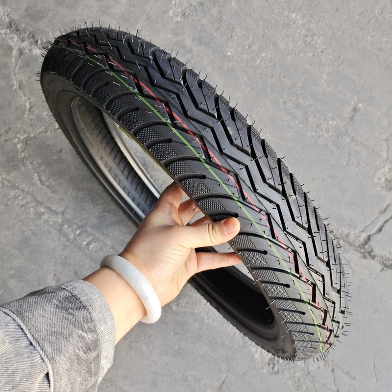 Neumático de motocicleta de caucho natural 2.75-16 2.75-17 2.75-18 2.50-17 9090-18 con materia prima