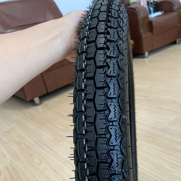 Carga en el puerto de Qingdao Herschel 2.50-17 neumático de motocicleta con carcasa de neumático de larga duración