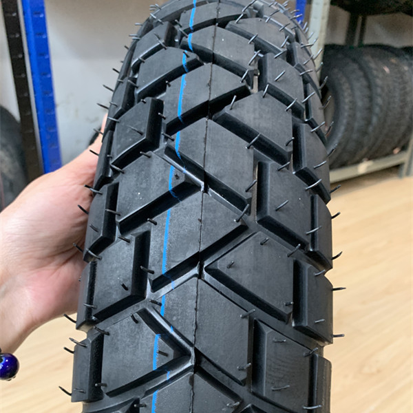 Los neumáticos para motocicletas del puerto de Qingdao 18 con una capacidad de producción de 5000 unidades por día