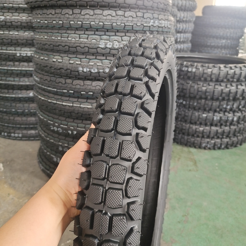 Contenido de caucho del 35% al 55% neumático de motocicleta de caucho natural 3.00-18 neumáticos sin tubos en el mejor de los casos