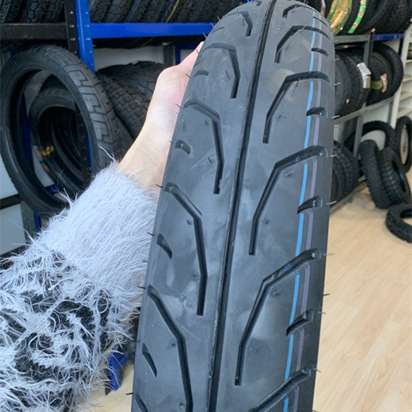 Capacidad de producción 5000 piezas por día neumáticos de motocicleta 90/90-17 en el más bajo