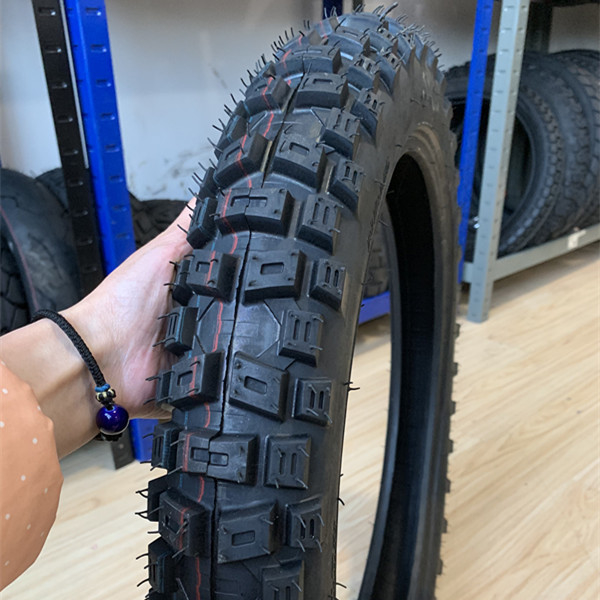 5000 piezas por día neumáticos de moto Maxxis para Bajaj Boxer 300-17 Contenido de caucho 35%-55%