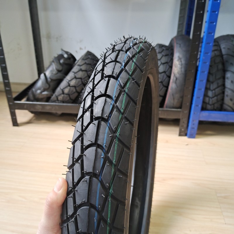 90/80-16 Pneumático negro con carcasa Pneumático de motocicleta perfecto para sus necesidades comerciales
