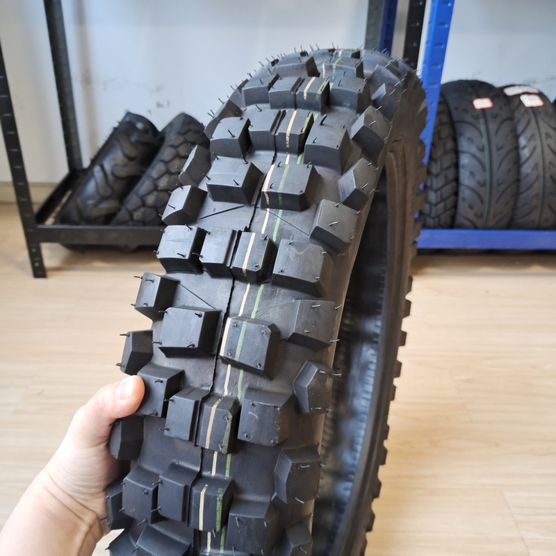 Pneumático de motocicleta 110/90-18 8PR para el mercado de Venezuela Contenido de caucho negro 35%-55% Durable