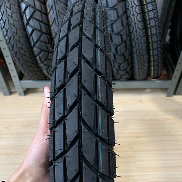 130/70-17 300-18 neumáticos de motocicleta para una larga vida útil de 20000 KM en el puerto de Qingdao