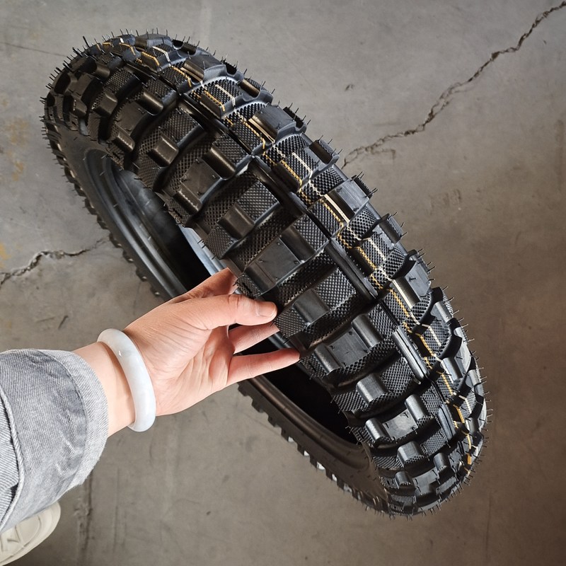 neumático de motocicleta negro 4.60-17 con material de caucho natural y diseño sin tubos