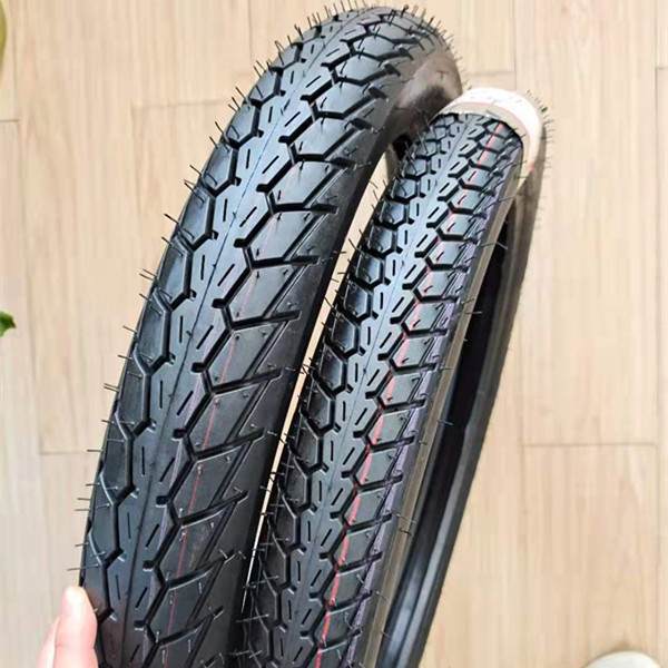 Pneumático de motocicleta 17 pulgadas Motocicleta con diseño profundo Capacidad de producción de 5000 piezas por día