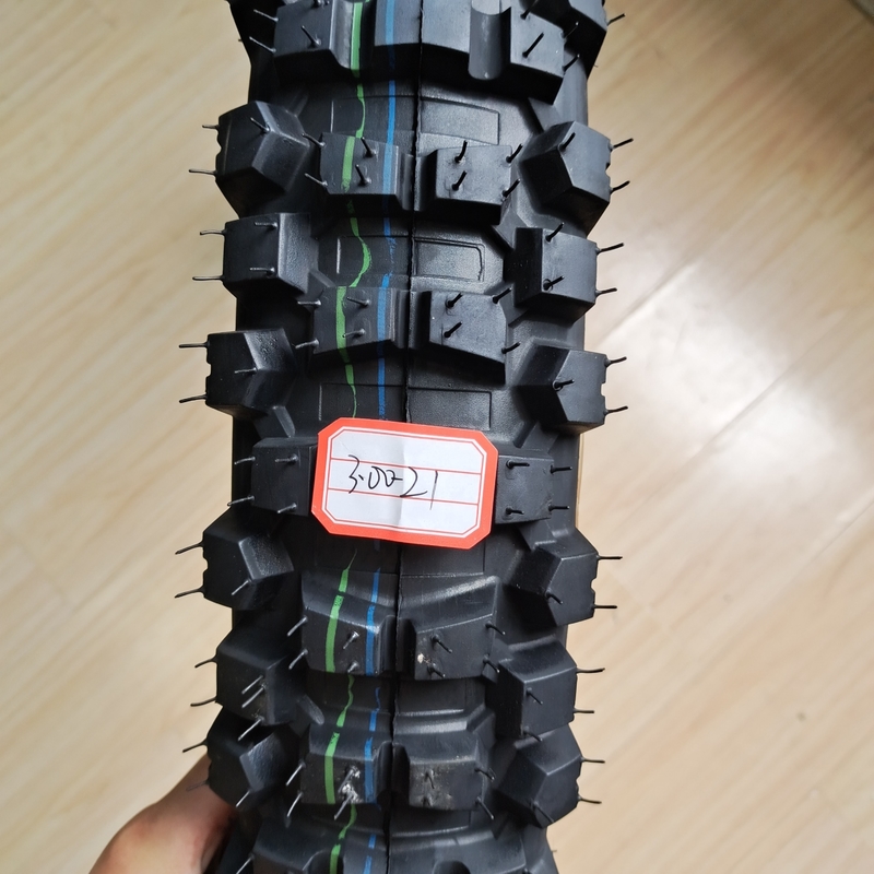 Cáscara de neumáticos de caucho súper alto neumáticos de motocicletas 3.00-21 en el puerto de carga Puerto de Qindgao
