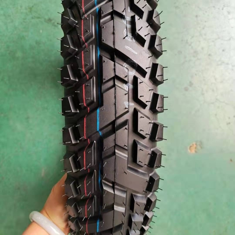 Maxxis Motorcycle Tire Tubeless 110/90-16 con contenido de caucho del 35% al 55% en el puerto de Qingdao