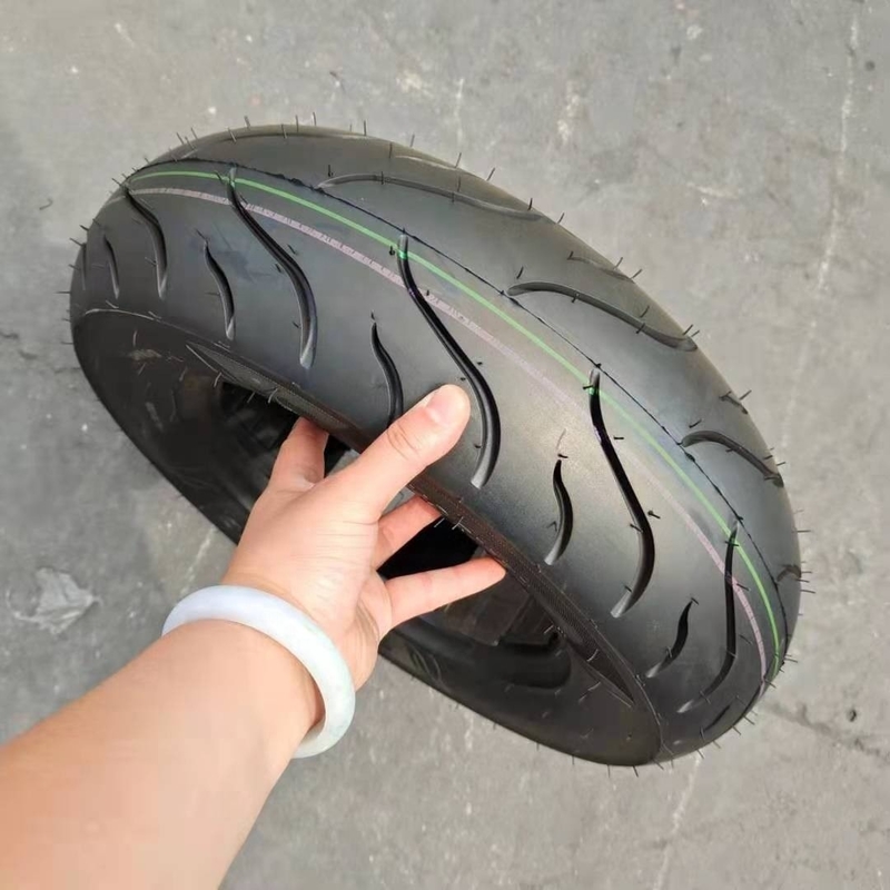 Contenido de caucho del 35% al 55% neumático de motocicleta 130/90-10 6Pr sin tubo para el mercado africano