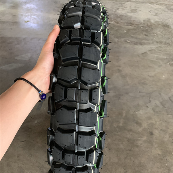 Super 460-18 neumáticos y tubos de gomas para motocicletas en el puerto de Qingdao
