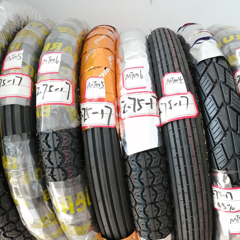 Pneus de motocicleta de diseño profundo 275-17 5000 pcs por día Capacidad y diseño de patrones profundos