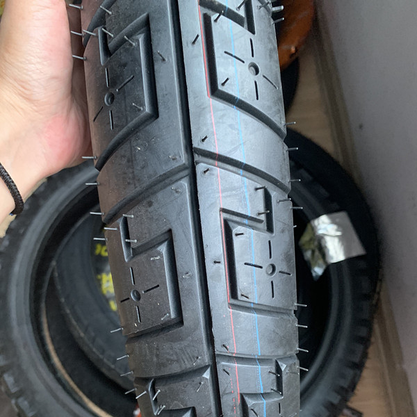 Super neumático de goma para motocicletas 90/90/18 con capacidad de producción de 5000 piezas por día