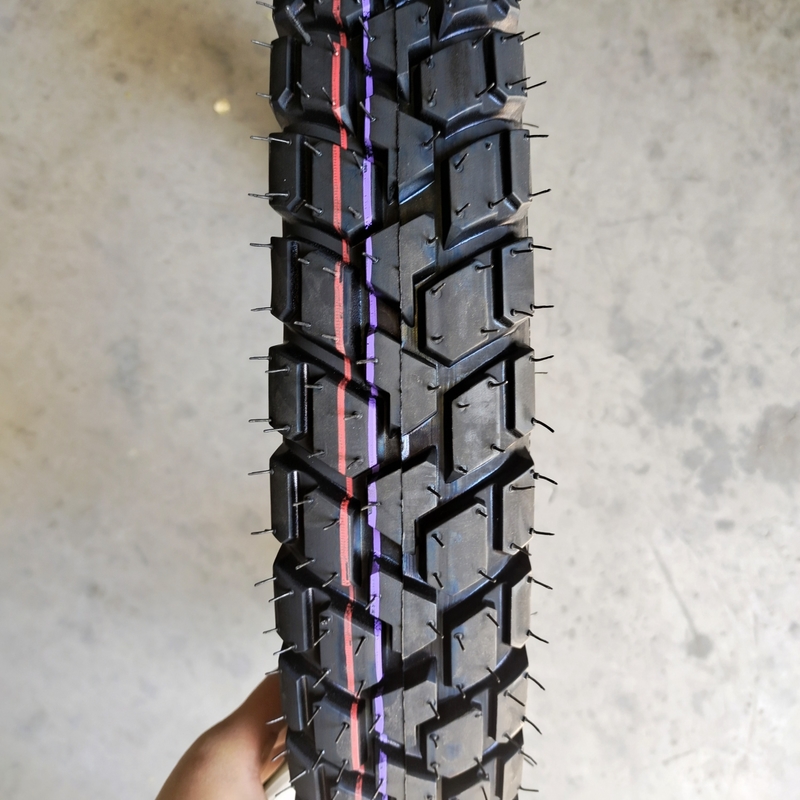 Pneumático de motocicleta de carga en el puerto de Qingdao 3.00-17 con carcasa de neumático de larga duración
