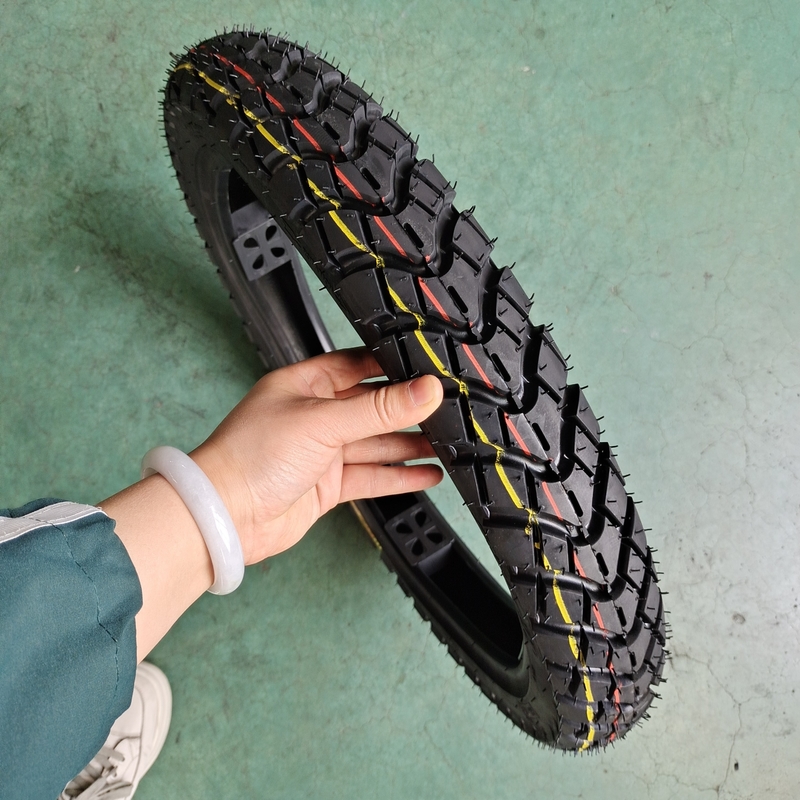Pneumático de moto 2.75-17 sin tubo Clase A 5000 piezas por día Producción con diseño profundo