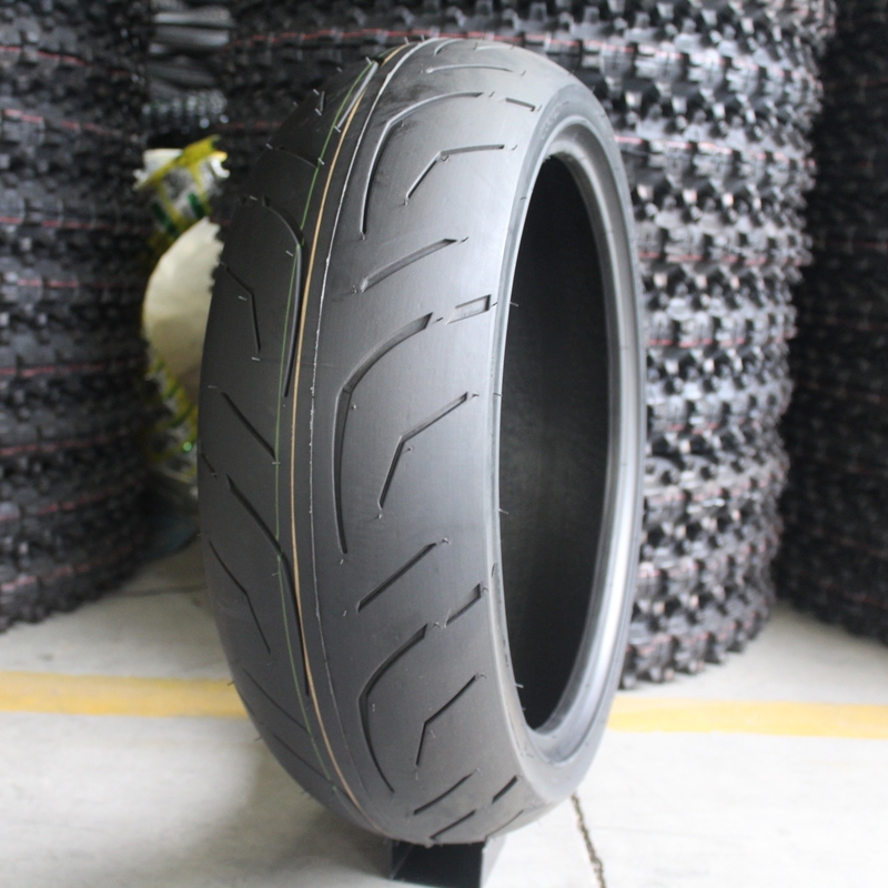 Contenido de caucho del 35% al 45% 180/55/17 TL neumáticos sin tubo para motocicletas para el beneficio del puerto de Qingdao