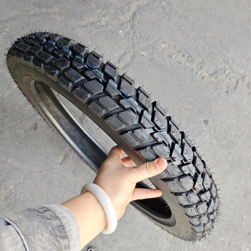 Contenido de caucho 35%-55% 300*18 neumáticos para motocicletas en el puerto de Qingdao