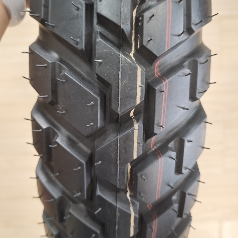 Pneumático de motocicleta de diseño profundo OEM 100/90-17 110/90-17 TT/TL con un contenido de caucho del 35% al 55%