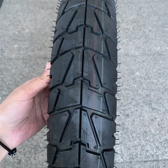 20000 KM Vida útil 90/90-18 neumático de motocicleta con capacidad de producción diaria de 5000 piezas