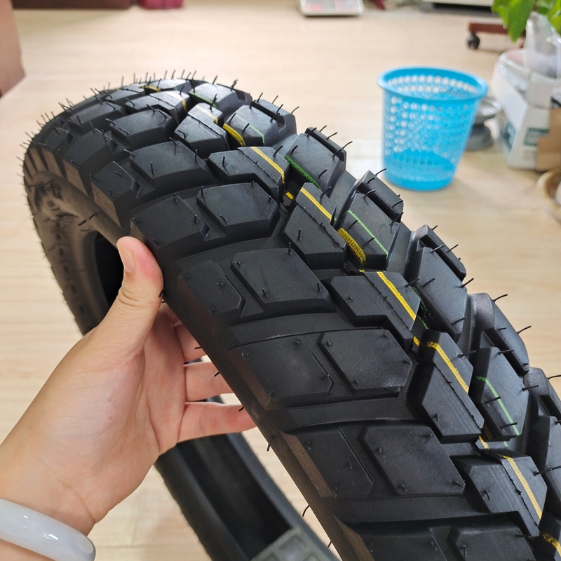 20000 KM Trabajo Vida Pneus de motocicleta 110/90-17 TL para el puerto de Qingdao