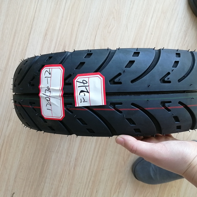 neumático de motocicleta 120/70-12 sin tubos con 35%-55% de contenido de caucho del puerto de Qingdao
