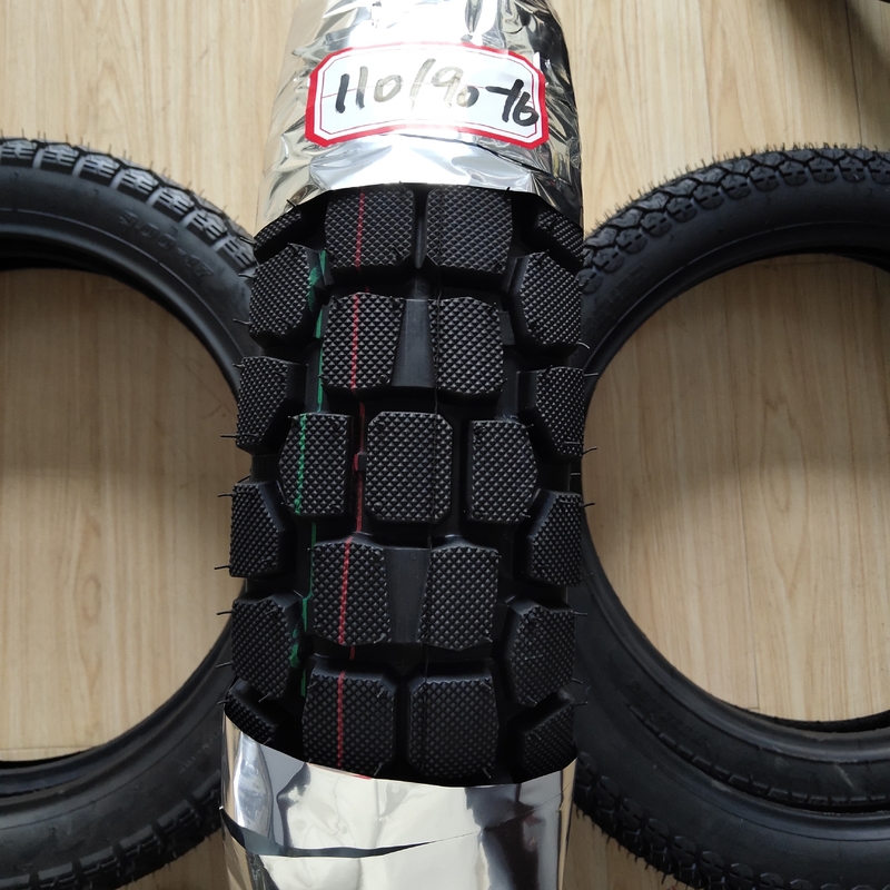 Carga en el puerto de Qingdao 110/90-16 neumático de motocicleta con resistencia a la tracción 10.5 Rendimiento
