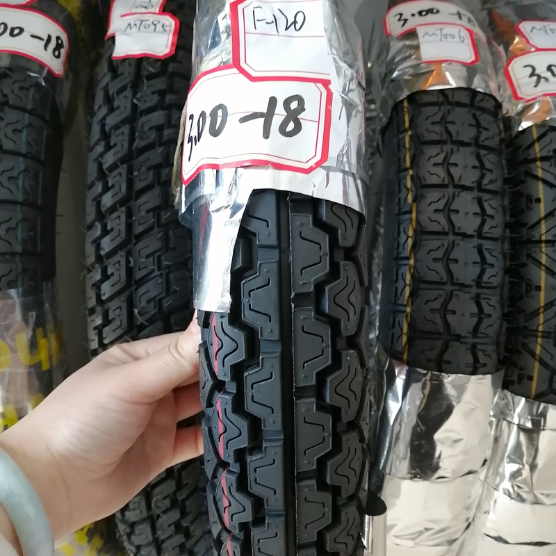 300 18 neumáticos para motocicletas con un contenido de caucho del 35% al 55% y una resistencia a la tracción del 10,5