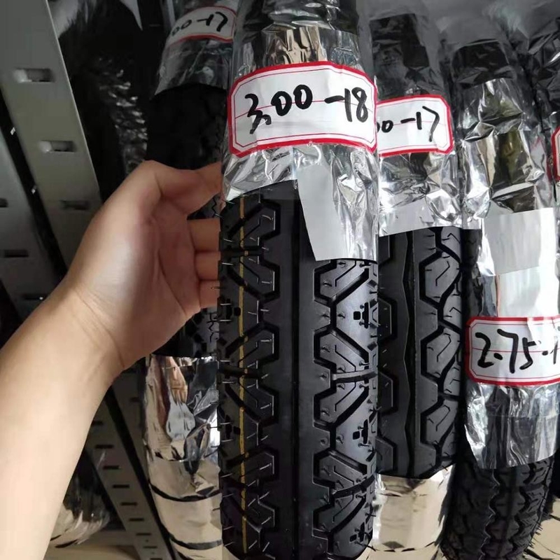 Diseño profundo de neumáticos de motocicleta de 18 pulgadas para carga en el puerto de Qingdao